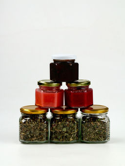 Подарочный набор новогодний Уютного года крем-мёд 2 шт. ? 120 г, варенье 100 мл., чай 3 шт. ? 25 г