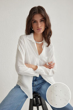 TRENDYOLMILLA Beyaz Tas Detayl? Dokuma Gomlek TWOSS25GO00015
