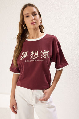TRENDYOLMILLA Bordo Renk Bloklu Oversize/Genis Kal?p Slogan Bask?l? Orme T-Shirt TWOSS25TS00068