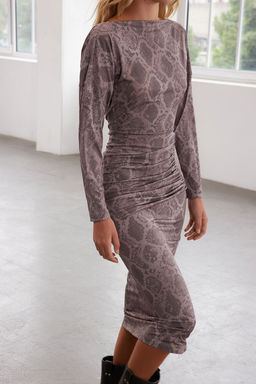 TRENDYOLMILLA Limited Edition Bask?l? Drapeli Vucuda Oturan Kay?k Yaka Esnek Maxi Orme Elbise TWOAW25EL00298  фото 3