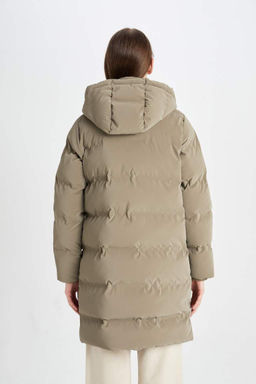 Водоотталкивающая длинная парка-пуховик с капюшоном и карманами на молнии - Defacto фото 7