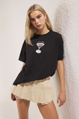 Trendyolmilla Ekru %100 Pamuk Oversize/Genis Kal?p Coctail Bask?l? Orme T-Shirt TWOSS25TS00202