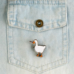 Цена за 2 шт. Значок деревянный Утка с ножом, 2.6?3.1 см