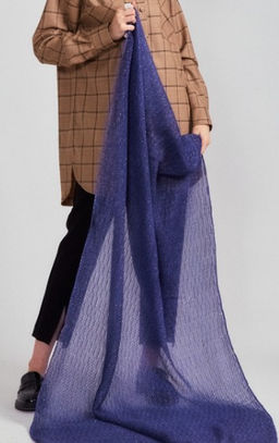 Большой,красивый палантин, выполненный из гофрированной ткани и украшенный тонкими нитями люрекса