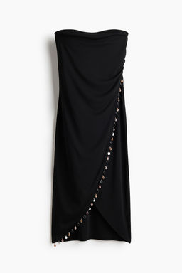 Vestido bandeau con detalles decorativos