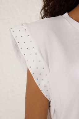 Beyaz %100 Pamuk Tas Detayl? Vatka Gorunumlu Relaxed Bisiklet Yaka Orme T-Shirt TWOSS23TS00016