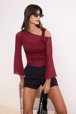 Bordo Fitted/Vucuda Oturan Asimetrik Yaka Cift Gorunumlu Buzgulu Tul Orme Bluz TWOSS26BZ00071