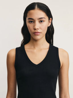 Укороченный топ в рубчик с V-образным вырезом / Zarina  фото 6