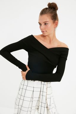 TRENDYOLMILLA Siyah Carmen Yaka Fitilli Alttan C?tc?tl? Esnek Orme Body TWOAW21BD0053