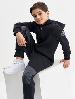 Черный комбинезон с наколенниками для мальчика