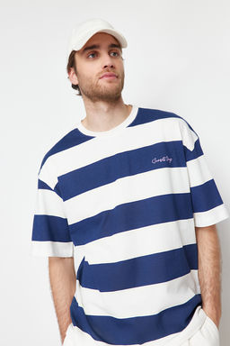 TRENDYOL MAN Lacivert Oversize Yaz? Nak?sl? Cizgili %100 Pamuklu Tok Kumas T-shirt TMNSS24TS00099