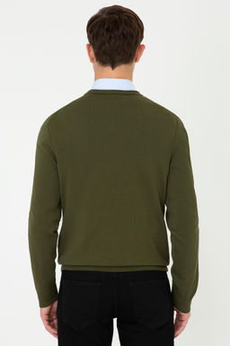 Мужской базовый свитер цвета хаки Неожиданная скидка в корзине