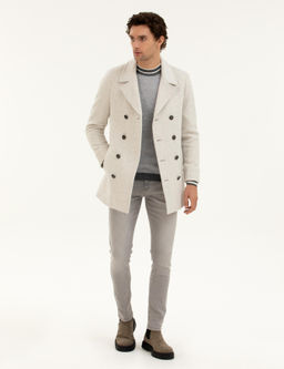 Белое приталенное пальто из смесовой шерсти с рыбьей спиной и кешью