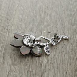 Брошь "Нарцисс" со вставкой из серого перламутра и ювелирного сплава