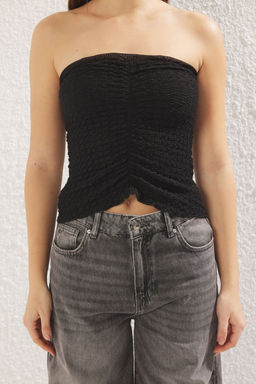 Siyah Dokulu Fitted/Vucuda Oturan Crop Buzgu/Drape Detayl? Straplez Esnek Orme Bluz TWOSS25BZ00004 - Trendyolmilla фото 4