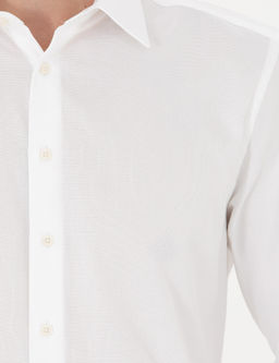 Белая хлопковая рубашка обычного кроя