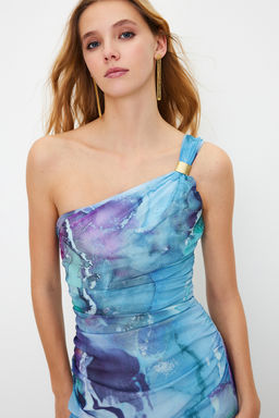 Cok Renkli Tek Kol Vucuda Oturan Aksesuar Detayl? Tul Esnek Orme Midi Kalem Elbise TWOSS24EL00174