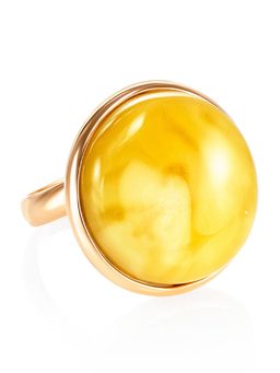 Эффектное круглое кольцо из натурального медового янтаря и позолоченного серебра
