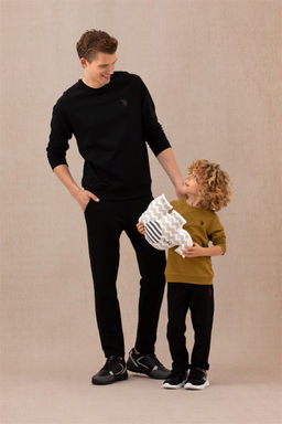 Базовый свитшот с круглым вырезом светло-хаки для мальчиков Неожиданная скидка в корзине