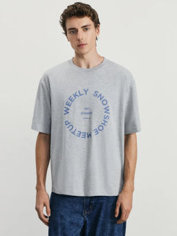 Футболка relax fit с принтом на груди / Zarina