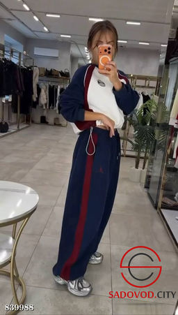 Спортивный женский костюм