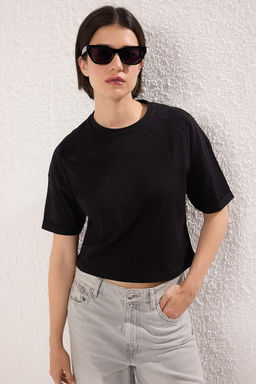 Trendyolmilla Siyah Nak?s Detayl? Regular/Normal Kal?p Crop Orme T-Shirt TWOSS25TS00212