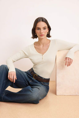 Ekru Regular/Normal Kal?p V Yaka Uzun Kollu Triko gorunumlu Orme Bluz TWOSS26BZ00174