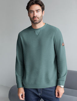 Джемпер легкий из фактурного эластичного трикотажа с принтом