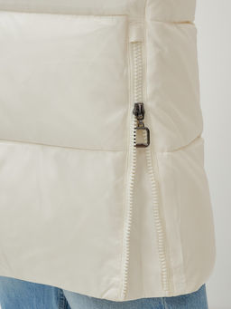 Пальто утепленное стеганное зимнее с капюшоном женское бежевого цвета 9608B