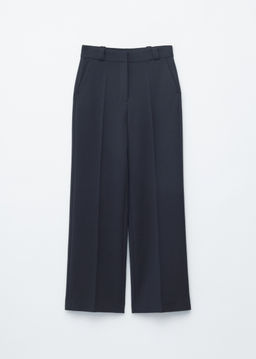 Pantalones rectos con pliegues marcados