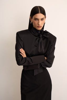 Блуза с объемными плечами