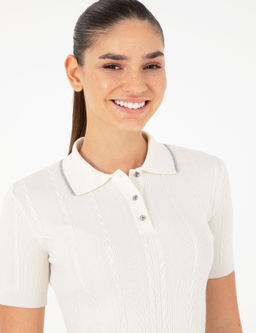 Бежевый свитер узкого кроя