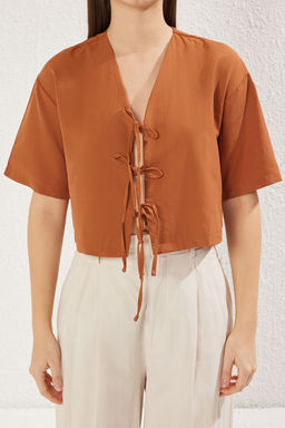 Trendyolmilla Kahverengi Onden Baglama Detayl? Crop Dokuma Bluz TWOSS25BZ00098  фото 3