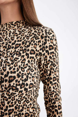 Женская приталенная футболка с длинными рукавами и полуводолазкой с леопардовым принтом - Defacto фото 5