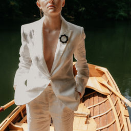 Брошь Черная ромашка