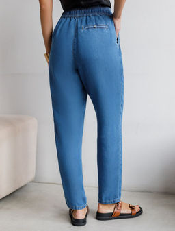 Брюки бананы с поясом на резинке из джинсового лиоцелла - Vilatte фото 3