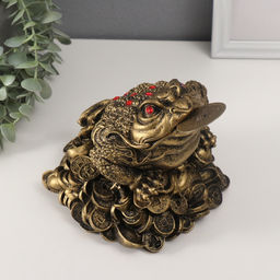 Нэцкэ фигурка «Денежная жаба с монетой на горе монет», полистоун, под бронзу, 16.2×19×16.5 см