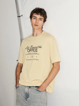 Футболка с принтом на груди / Zarina