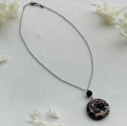 Кулон на цепочке из Родонита и черного Агата