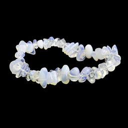 Браслет из камня Лунный камень привлекает энергии удачи и счастья