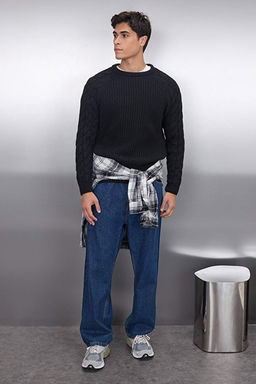 Siyah Casual Unisex Regular Fit Y_nl_ Bisiklet Yaka Sa_ _rg_ Detayl_ Triko Kazak TMNAW22KZ2059