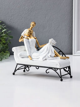 Сувенир полистоун "Парочка лежит на кушетке" бело-золотой 7х21,5х18,5 см