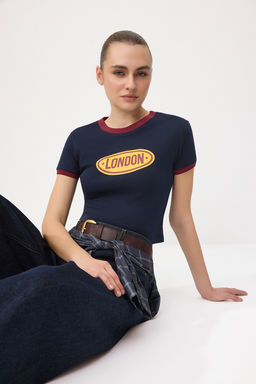 Lacivert Fitted/Vucuda Oturan Bask?l? K?sa Kollu Interlok Orme T-shirt TWOSS26TS00268 - Trendyolmilla фото 2