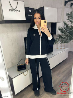 Спортивный женский костюм