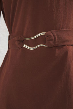 Kahverengi Kemerli ve Akseuarl? Regular/Normal Kal?p Kolsuz Bisiklet Yaka Orme Bluz TWOSS25BZ00088 - Trendyolmilla фото 3