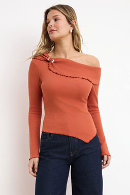 Tarc?n Fitted/Vucuda Oturan Asimetrik Yaka Aksesuar Detayl? Fitilli Esnek Orme Bluz TWOSS26BZ00072