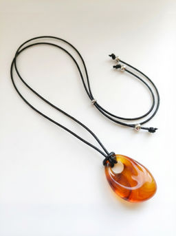 Кулон на шнурке