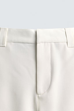 BERMUDA RELAXED FIT PLIEGUES LATERALES / Blanco roto