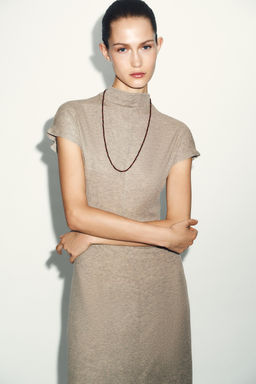 VESTIDO MAXI CUELLO ALTO / Crudo