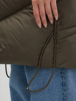 Пальто зимнее утепленное с мехом и капюшоном тренд темно-коричневого цвета 7745TK - Visdeer фото 10